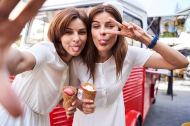 Kızlar kameraya bakıp dalga geçiyorlar.