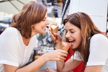 Kızlar yüksek sesle gülüyor