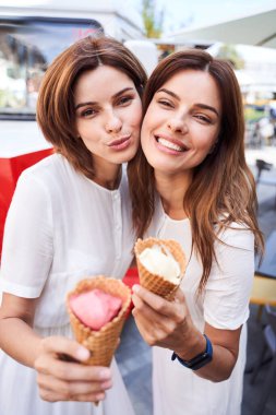 İki en iyi arkadaş birbirlerini kontrol etmek için duruyorlar.