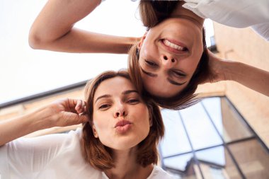 İki ikiz birbirine bağlanıyor.