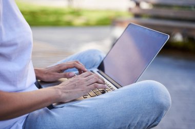 Bilgisayar kullanan kız