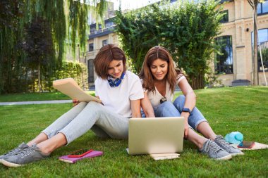 Parkta okuyan kızlar.