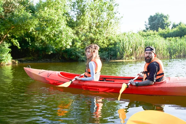 Pareja joven kayak en el río —  Fotos de Stock