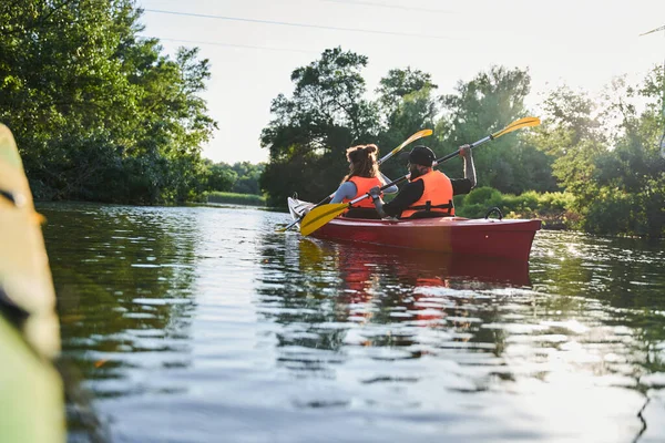 Bella giovane coppia kayak sul lago — Foto Stock