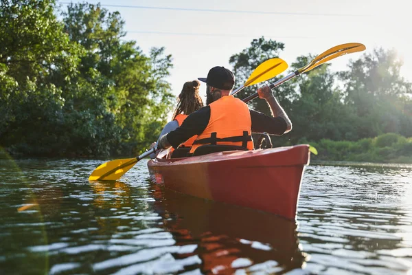 Couple Canoë-kayak sur le lac — Photo