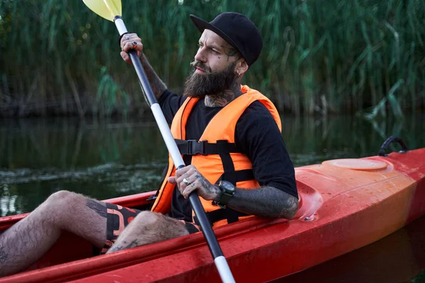 Retrato de la cintura hacia arriba del tipo tatuado en kayak — Foto de Stock