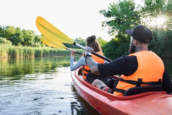 Vue arrièredu kayak en couple sur la rivière — Photo