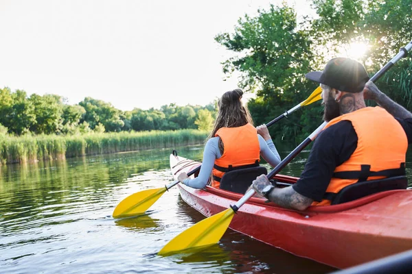 Couple aimant kayak sur la rivière — Photo