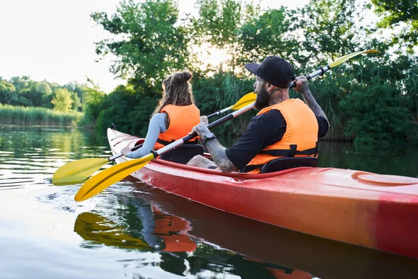 Unga par paddling på floden — Stockfoto