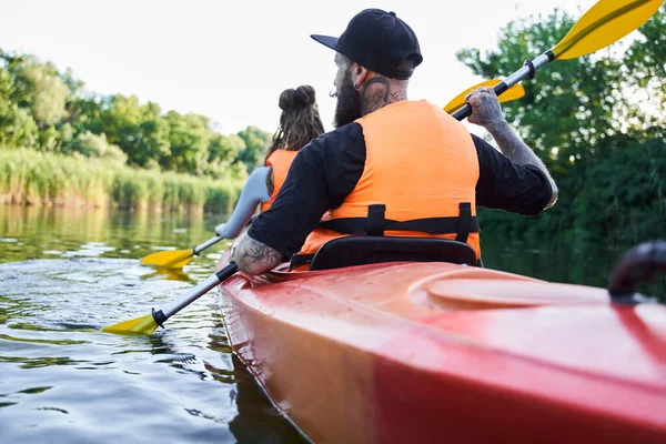 Älskade par paddling på floden — Stockfoto