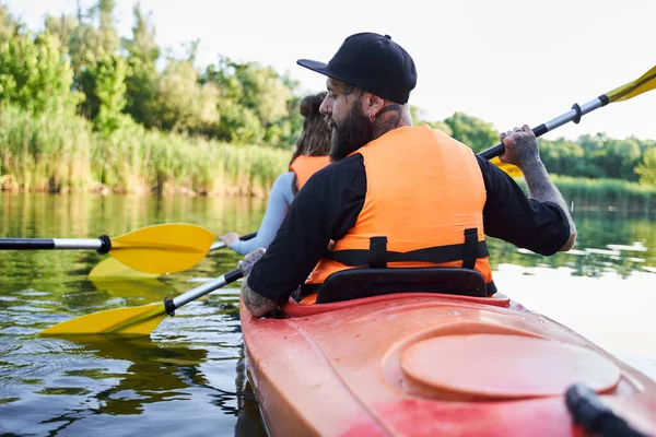 Achteraanzicht van koppel kajakken op rivier — Stockfoto