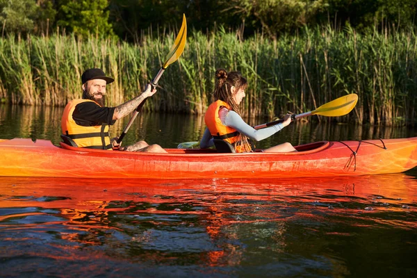 Unga par paddling på floden — Stockfoto