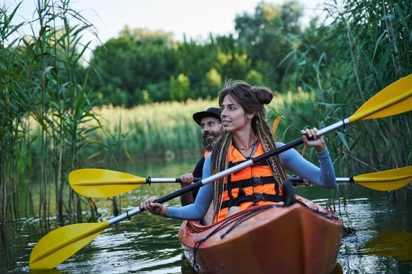 Unga par paddling på floden — Stockfoto