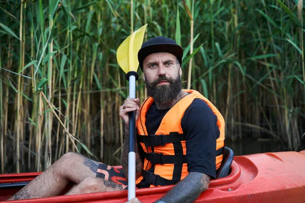 Retrato del tío tatuado en kayak — Foto de Stock
