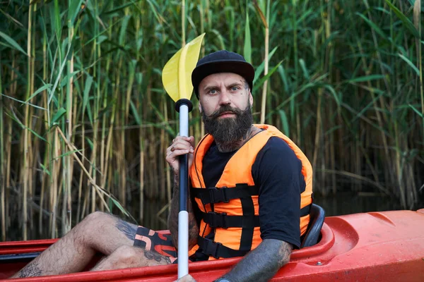 Portret van getatoeëerde man in kajak — Stockfoto