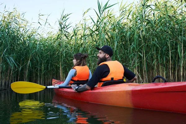 Jong stel kajakken op rivier — Stockfoto