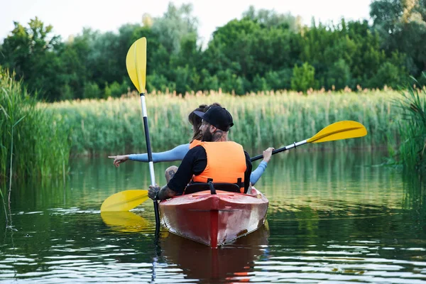 Pareja remando Kayak en el lago — Foto de Stock