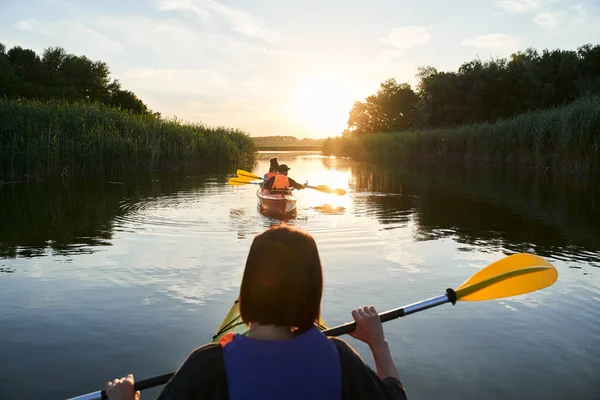 Groupe de touristes heureux marchant sur des kayaks — Photo