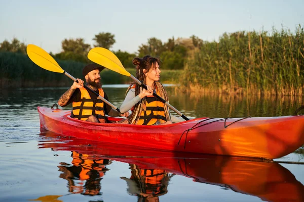 Chica con chico tropezando en kayak — Foto de Stock