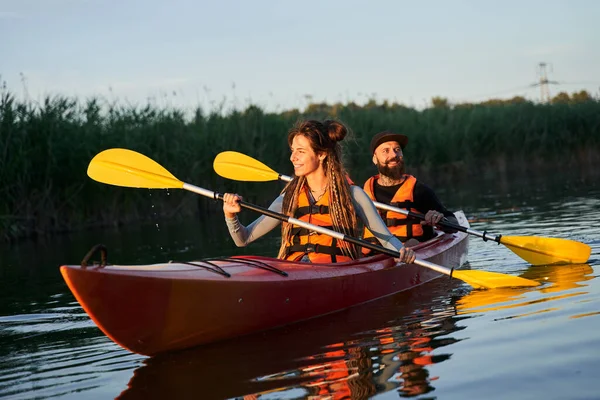 Giovane coppia kayak sul fiume — Foto Stock