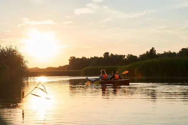 Mooi koppel kajakken op de rivier samen — Stockfoto