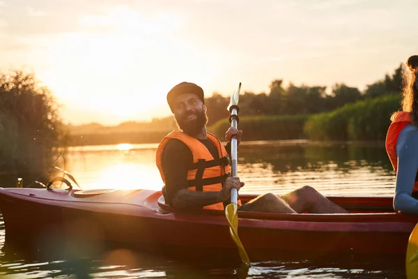 Portrait taille haute de type tatoué en kayak — Photo