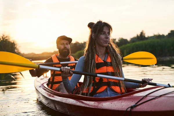 Fille avec guy trébucher sur kayak — Photo