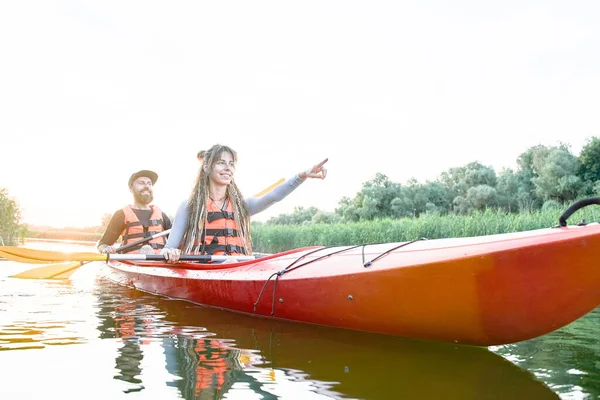 Beau jeune couple kayak sur le lac — Photo