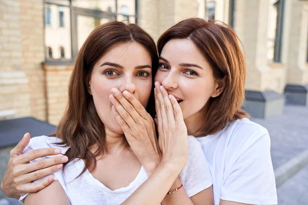 Meninas fechando bocas umas às outras — Fotografia de Stock