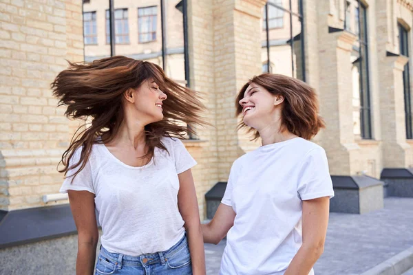 Γυναίκες διασκεδάζουν και τρέμουν τα μαλλιά τους — Φωτογραφία Αρχείου