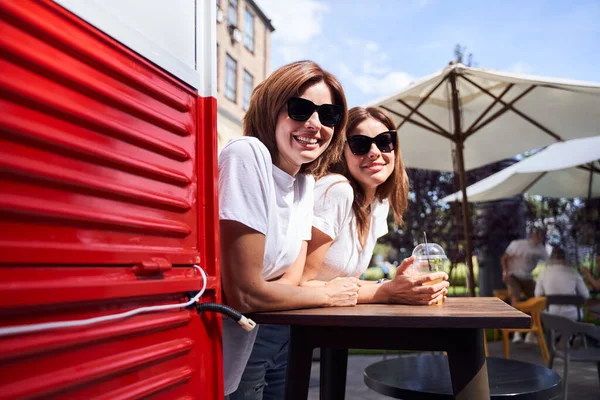 Estudiantes disfrutando de bebidas en la calle de verano —  Fotos de Stock