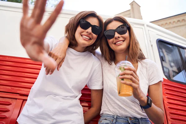 Chicas pasando tiempo juntas —  Fotos de Stock