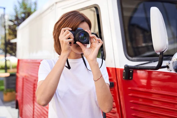 女の子は通りの写真を撮る — ストック写真