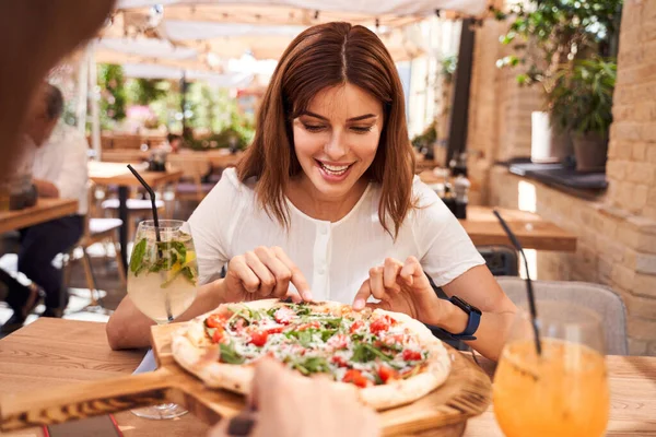 Meisje dat pizza eet in restaurant — Stockfoto