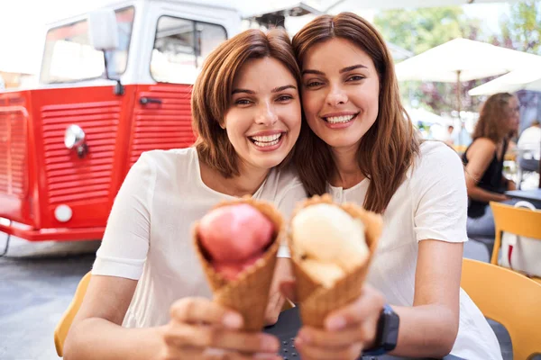 Chicas disfrutando delicioso helado —  Fotos de Stock