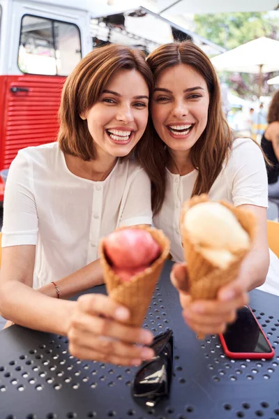Meninas alongando sorvete na câmera — Fotografia de Stock