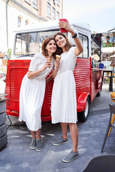 Chicas divirtiéndose juntas —  Fotos de Stock