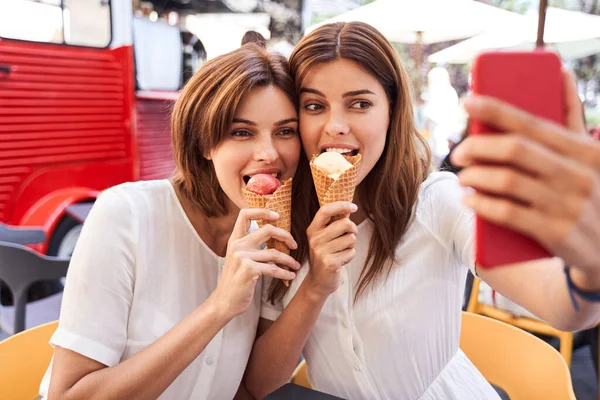 Chicas posando para hacer selfie — Foto de Stock