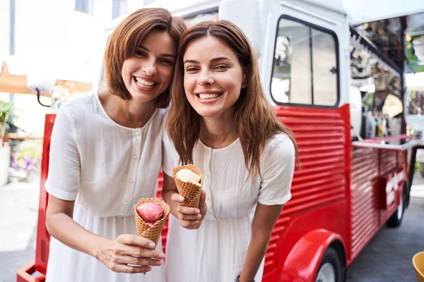 Mujeres comiendo helado y divirtiéndose —  Fotos de Stock