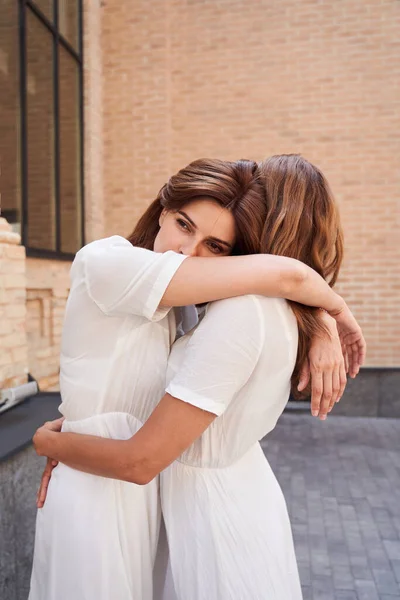 Hermanas abrazándose — Foto de Stock