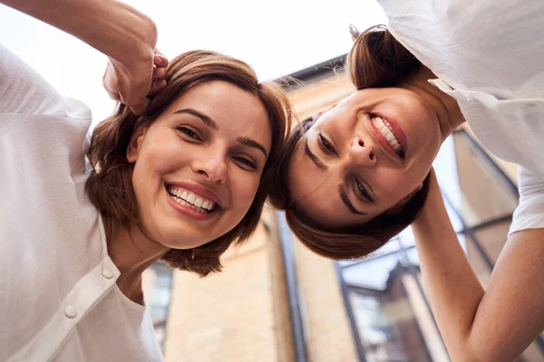 Chicas sonriendo a la cámara —  Fotos de Stock