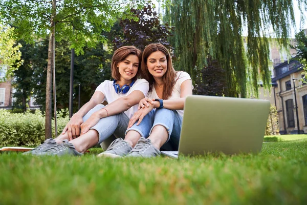 Meninas assistindo filme no laptop — Fotografia de Stock