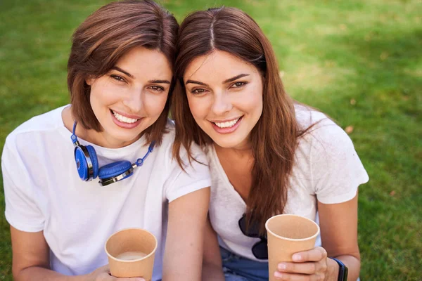 Chicas teniendo buena conversación en el parque —  Fotos de Stock