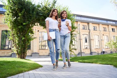 Parkta yürüyen kızlar.