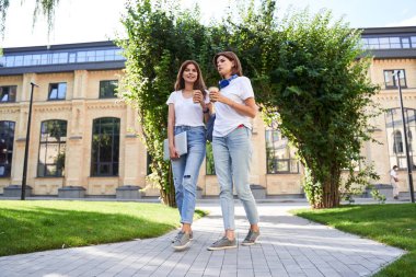 Şehir parkında yürüyen kızlar