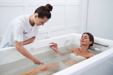 Kaplıca salonundaki kahverengi saçlı kadın.