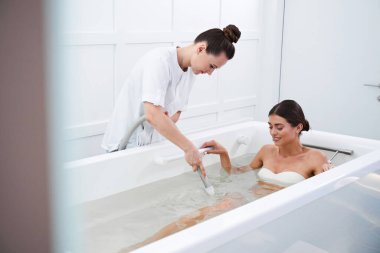 Rahat bir banyoda zevkle yüzen kız.