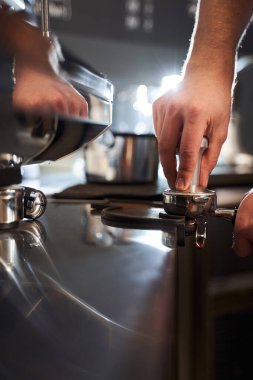 Barista kahve tutacağı tutuyor.