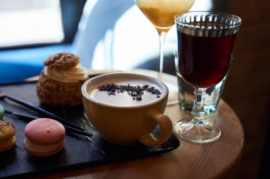 Kafede kahve ve tatlı tabaklar.