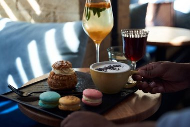 Sıcak kahvaltılı bir masa.